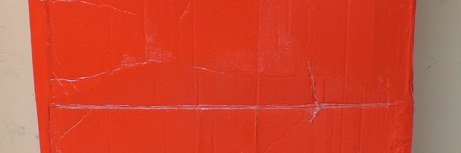 â€˜n Voorbeeld van die helder oranjekleurige kartondose wat in enkele besighede opgemerk sal word. Dit is bedoel vir  donasies vir Overberg Scattered Links, Gansbaai se liefdadigheidsprojek gedurende Desember 2014. 